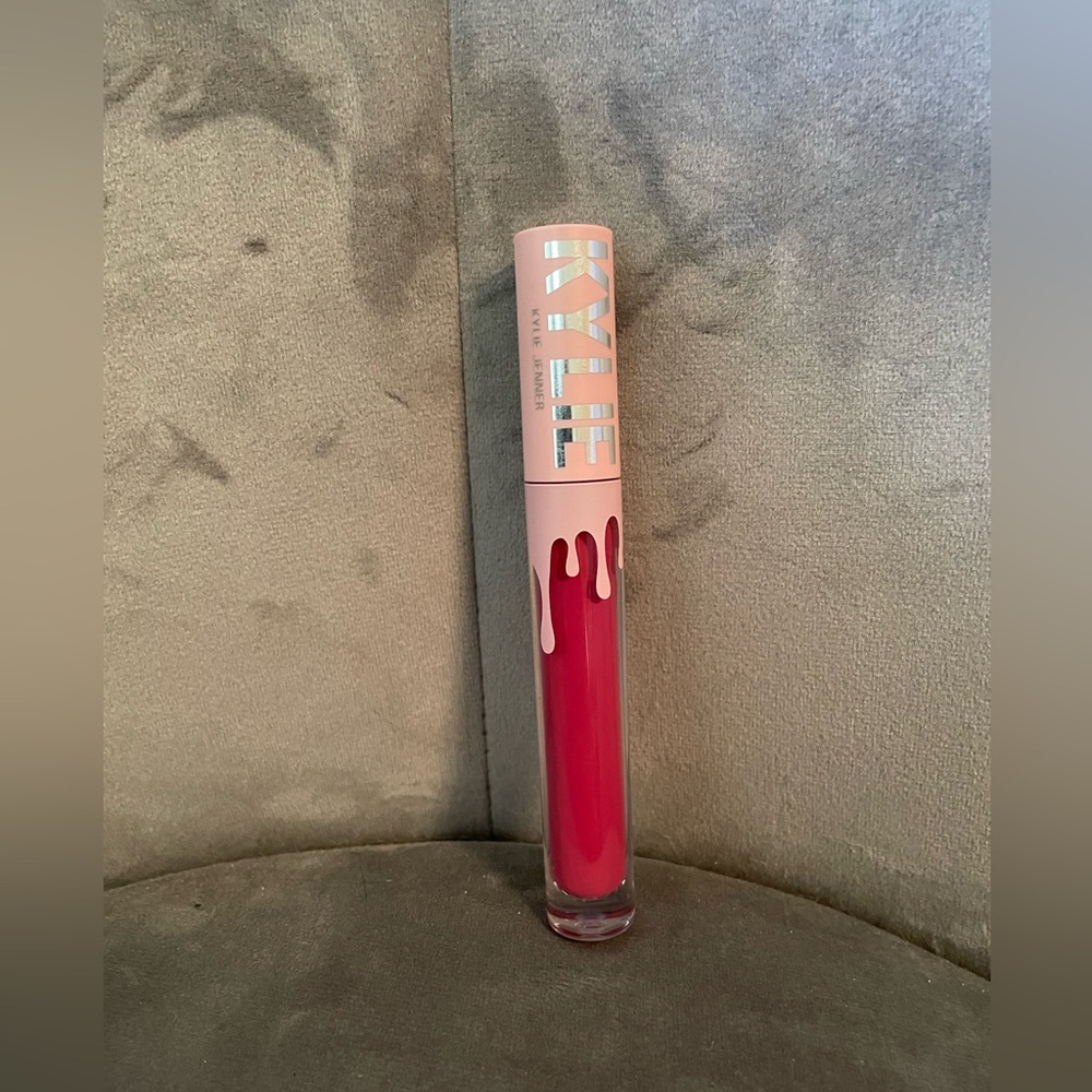Kylie "Extraordinary" Matte Liquid Lipstick